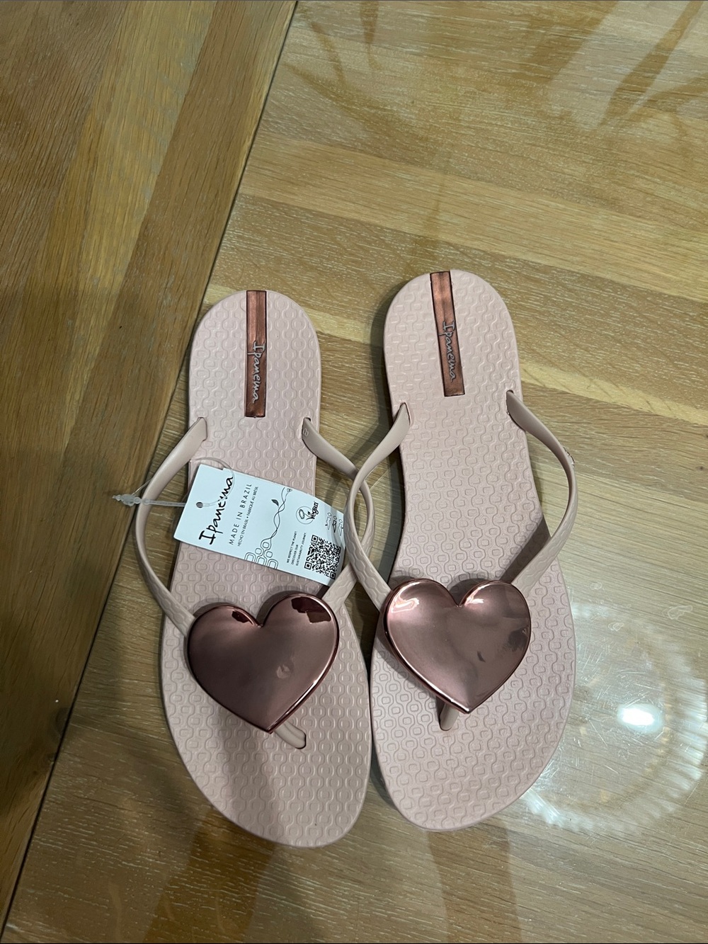 Ipanema Rose Metallic Heart Women's Sandals. NWT. Size 9